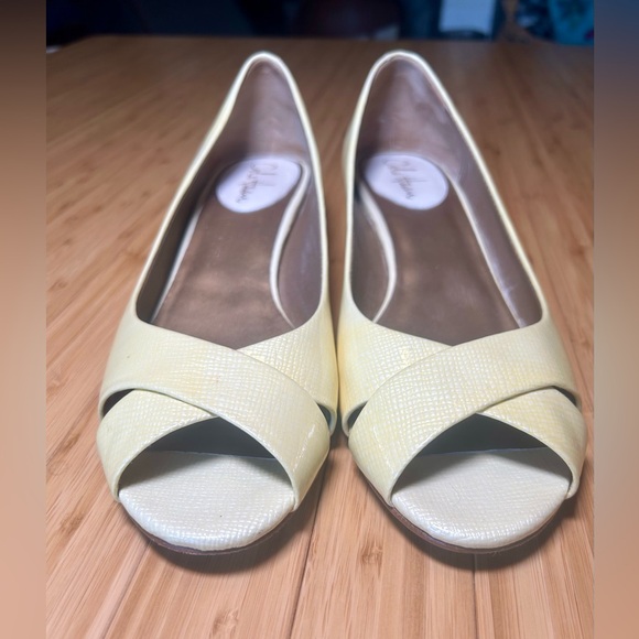 Cole Haan Kitten Heel Criss Cross Ivory Textured Patent leather size 9.5 - Picture 2 of 15